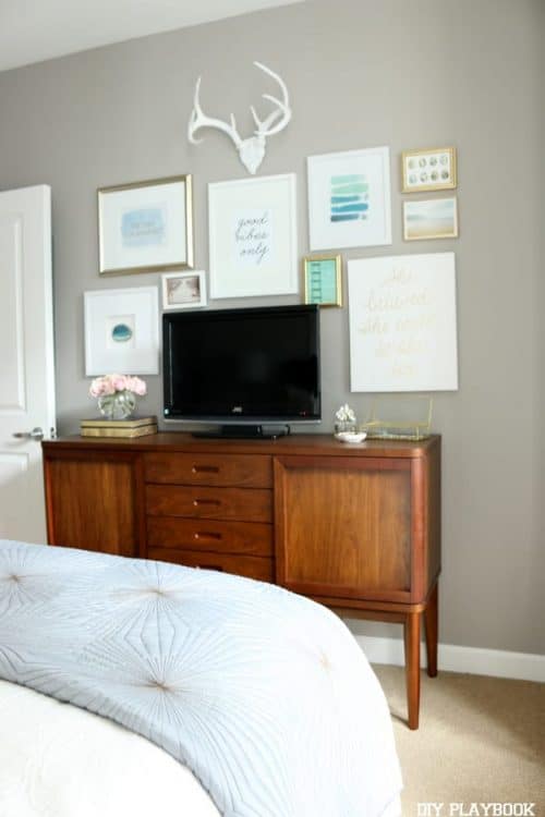 15 DIY TV Gallery Wall Inspirations & How-Tos