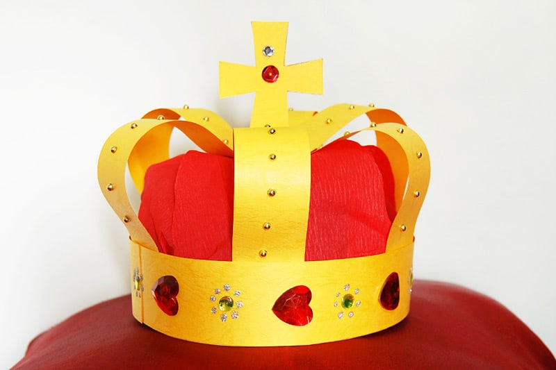 38 DIY Crowns And Tiaras Class Things Up 