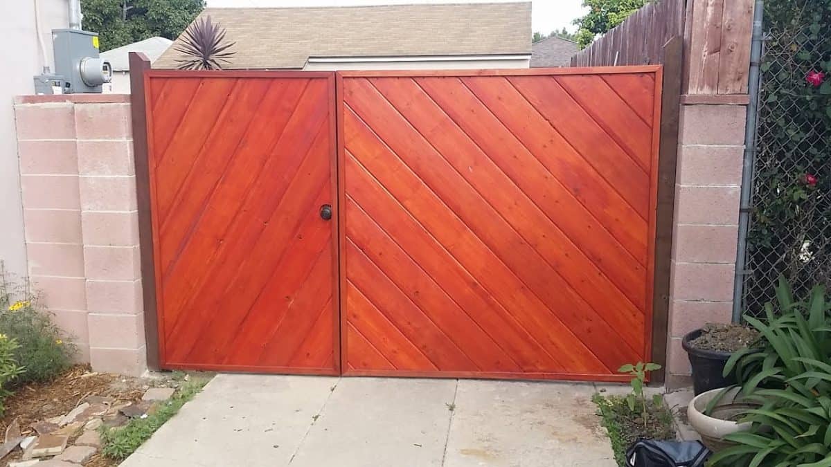 16 DIY Driveway Gates Ideas That Are Easy to Install