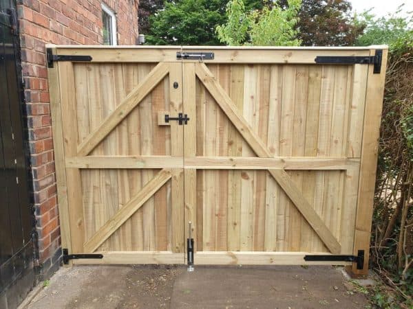 16 DIY Driveway Gates Ideas That Are Easy to Install